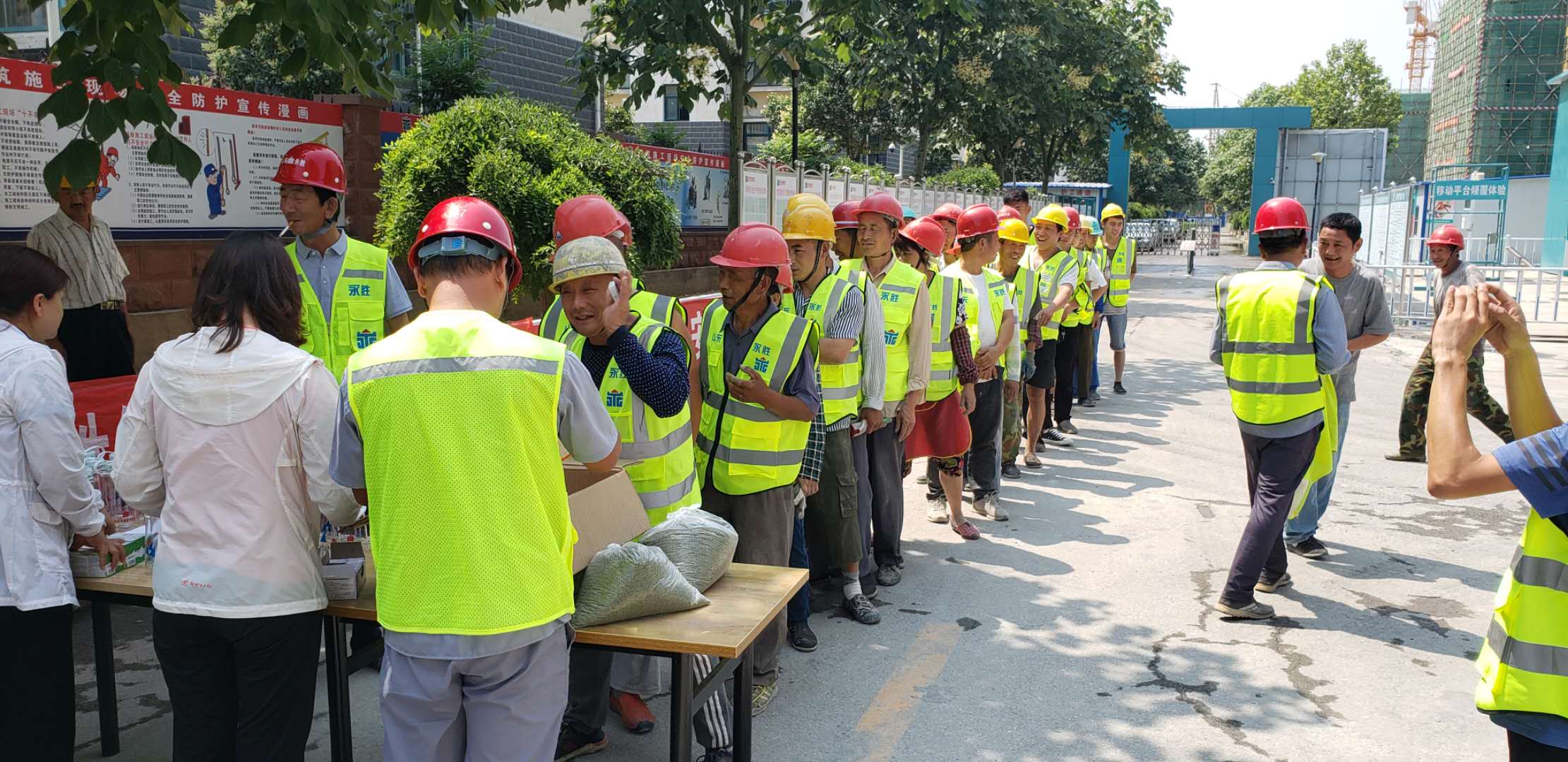 九州（中国）学院夏季送清凉.jpg